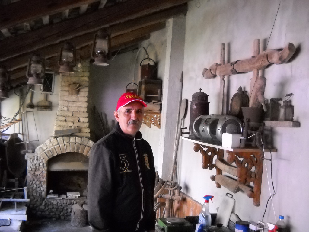 Valeriu Pincu din Nicolinț, un colecționar pasionat de obiecte vechi