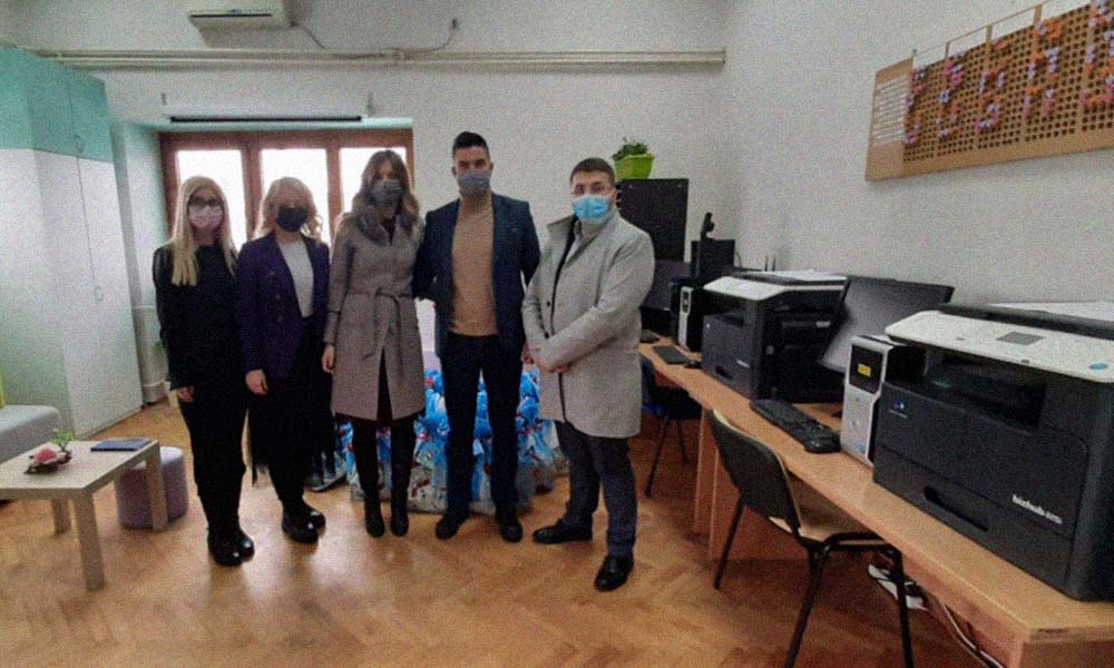 Orașul Panciova a asigurat cadouri pentru copiii Școlii pentru Învățământul Primar și Secundar „Mara Mandić”