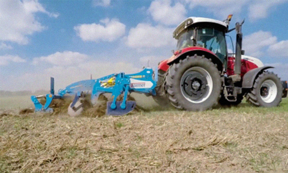Agricultorii pregătesc solul pentru însămânţare