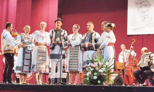 Portul și dansul popular au împodobit scena din Torac la spectacolul torăcenilor și al oaspeților