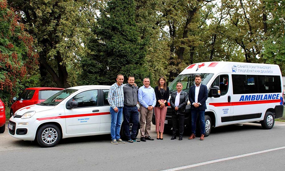 Două ambulanţe pentru transportul bolnavilor la spital
