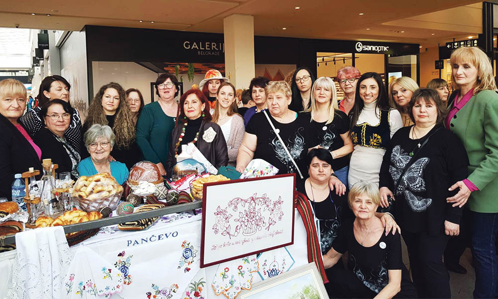 Asociațiile de femei din Srem, Banat și Bačka și-au prezentat cu mândrie portul popular