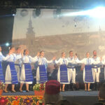 Dansatorii s-au prezentat la festival în costume identice