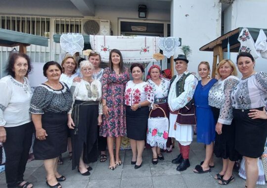 Promovează portul și tradițiile străbune