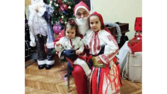 Moș Crăciun a vizitat copiii români din Novi Sad