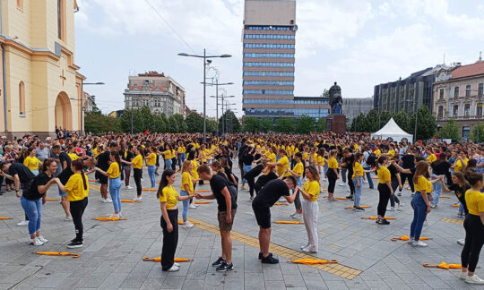 Peste 1.000 de absolvenţi au dansat sincron alături de zeci de mii de colegi din Europa