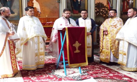 Părintele Vicar dr. Emanuel Tăpălagă i-a oferit Sfânta Evanghelie ca să îi fie călăuză și învățătură ortodoxă